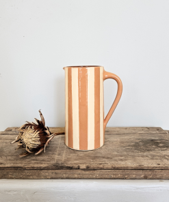 Carafe rayée rose pâle